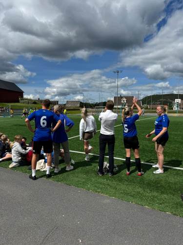 Lærerne måtte pent vente på tur! Mange som ville inn og vise styrke mot elevene!
